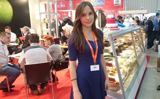 piękna hostessa na targach Expo Sweet